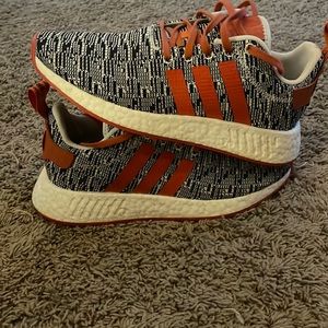 Size 8, worn a few times very lightly, no box, extra white laces